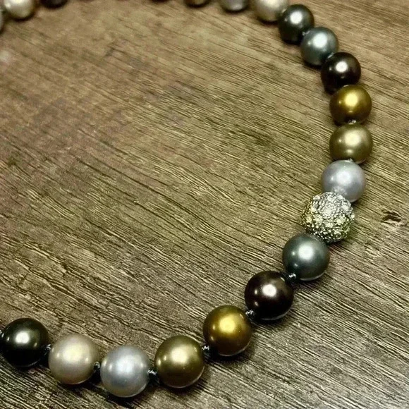 Elegant Multicolor Pearl Necklace - Picture 3 of 4